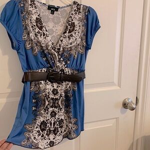 Small/Medium sized stetchy and fancy top. Blue, brown and white